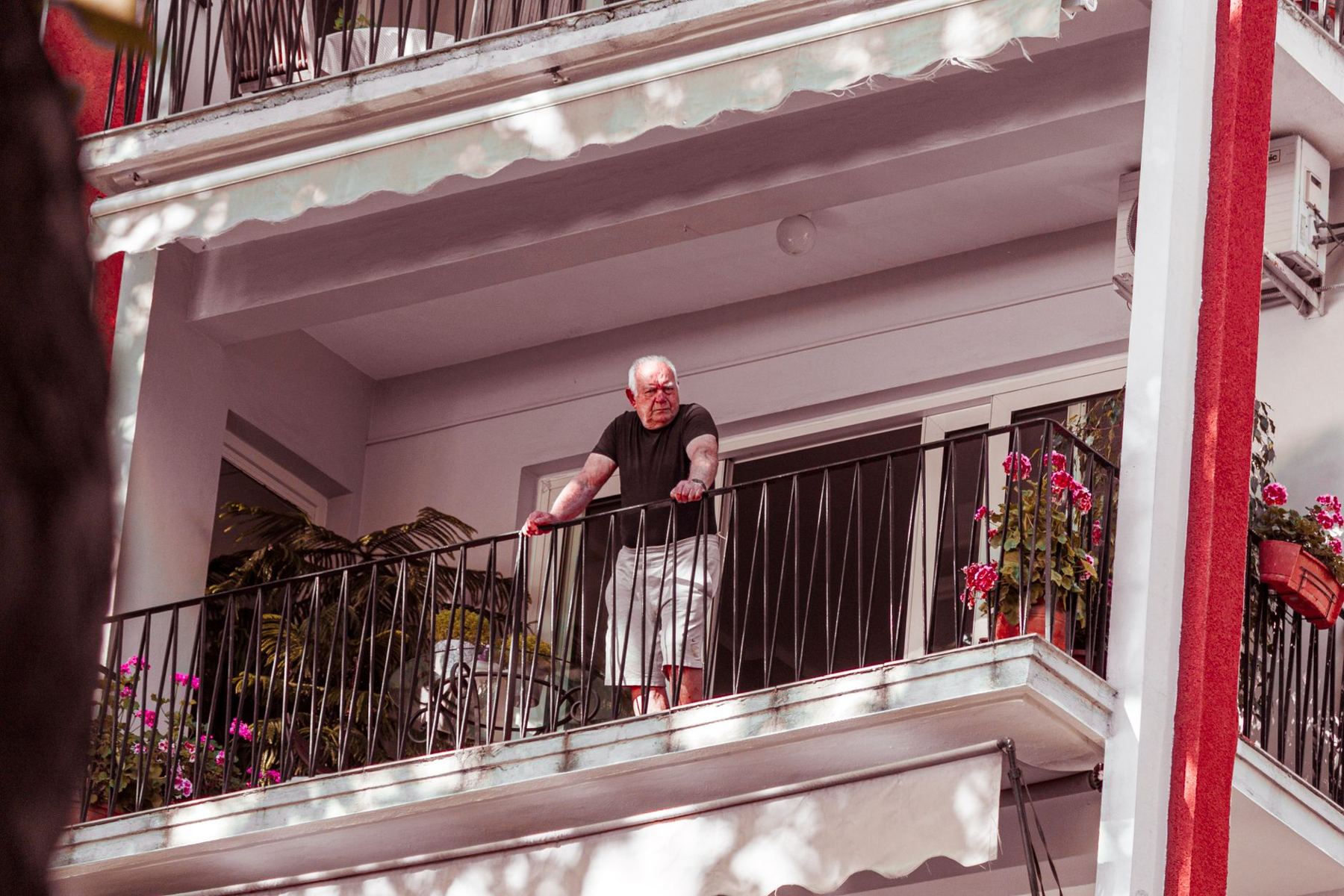 Propietario en el balcón de su piso