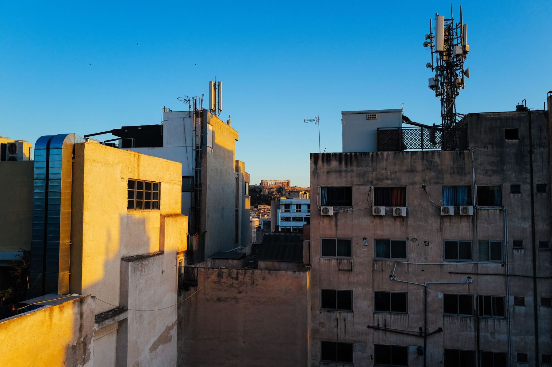 Edificios con antenas de telefonía en la azotea
